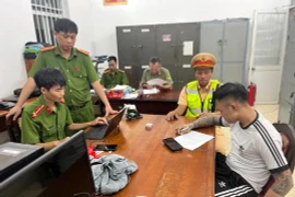 Kiểm tra thanh niên nghi vấn, lộ ma túy vào dao 