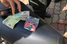 [Video] Xây xát mặt mày vì 'ôm' 10 gói ma túy bỏ chạy