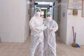 Đỡ đẻ thành công cho sản phụ mắc Covid-19, 3 nhân viên y tế ngất xỉu