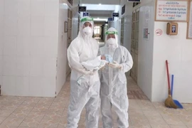 Đỡ đẻ thành công cho sản phụ mắc Covid-19, 3 nhân viên y tế ngất xỉu