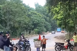 Nhiều lời khen ngợi cậu bé lớp 4 làm 'hoa tiêu' giúp người đi xe tránh ngập úng