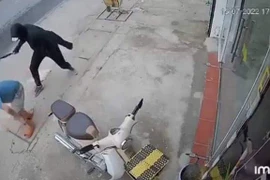 Người đàn ông bị chém đứt lìa chân trên phố