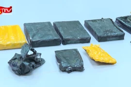 'Cõng' 6 bánh heroin qua biên giới, 3 đối tượng bị 'tóm'