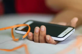 Vừa chơi game vừa sạc điện thoại, nam thiếu niên bị điện giật tử vong