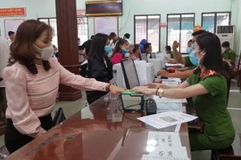 Tuân thủ nghiêm việc phòng dịch khi đi làm căn cước công dân gắn chíp