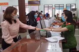 Tuân thủ nghiêm việc phòng dịch khi đi làm căn cước công dân gắn chíp