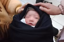 Bé trai 10 ngày tuổi bị bỏ rơi trước cổng trường học 