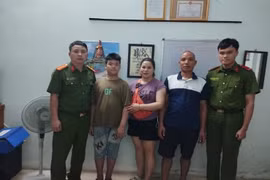 Chiến sĩ CSCĐ giúp bé trai đi lạc đoàn tụ gia đình