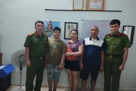 Chiến sĩ CSCĐ giúp bé trai đi lạc đoàn tụ gia đình