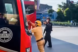 Khởi tố tài xế điều khiển xe khách đâm CSGT rồi bỏ chạy