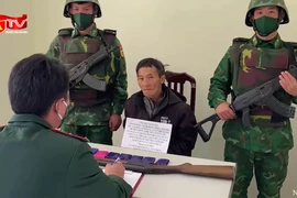 Bắt giữ đối tượng mang súng đi vận chuyển ma túy 