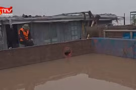 Nửa đêm, phát hiện tàu khai thác cát trái phép trên sông Hồng