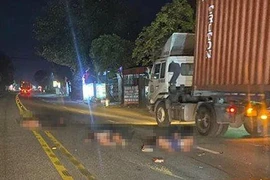 Xe máy 'kẹp' 3 đối đầu với container, nhiều thương vong