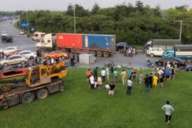 Xe cẩu mất lái tông liên hoàn, một người tử vong