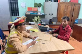 Nam thanh niên cầm kiếm đe dọa người đi đường