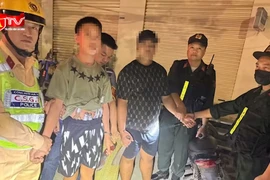 Tổ công tác Y24/141 phát hiện hai đối tượng mang theo dao và vỏ chai bia ‘diễu phố’