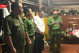 Tạm giữ lái xe Ford Ranger tông taxi và hành hung người dân 