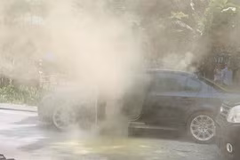 Hai ô tô bất ngờ bốc cháy giữa trưa nắng gần 40 độ C