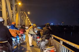 Tìm kiếm nam thanh niên nhảy cầu Chương Dương