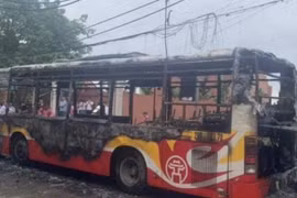 Xe buýt bất ngờ bốc cháy, hành khách hốt hoảng bỏ chạy