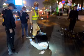 Bỏ chạy khi bị dừng xe kiểm tra, nam thanh niên tông vào 2 xe máy