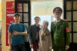 Kịp thời giúp đỡ cụ bà 83 tuổi đi lạc về với gia đình 