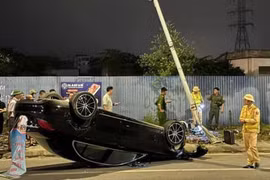 Va chạm với xe máy, ô tô Mercedes lật ngửa