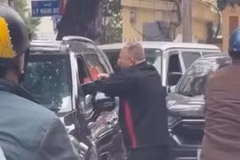 Điều tra vụ lái xe ô tô bị đánh trên phố Cửa Đông