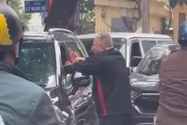 Điều tra vụ lái xe ô tô bị đánh trên phố Cửa Đông