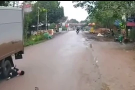 Bé trai bất ngờ lao ra đường, va chạm với xe tải