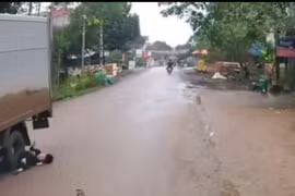 Bé trai bất ngờ lao ra đường, va chạm với xe tải