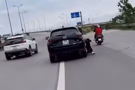 Lái xe ô tô Mazda 5 kéo lê người phụ nữ trên đường đã tới cơ quan công an làm việc