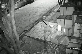 Truy tìm đối tượng phóng hỏa đốt cửa hàng hải sản trong đêm