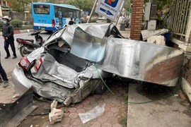 Hãi hùng những cuộn thép hàng chục tấn bất ngờ rơi xuống đường