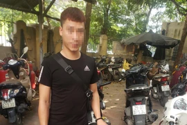 Kiểm tra hành chính phát hiện 2 nam thanh niên nghi sử dụng bằng lái xe ‘giả’