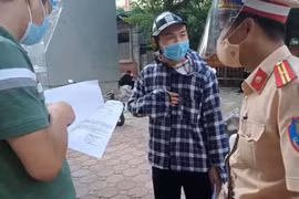 Phát hiện nam thanh niên mang 3 giấy đi đường được ký khống