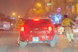 Lái xe hất cảnh sát giao thông lên nắp capô khi bị kiểm tra nồng độ cồn