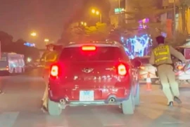 Lái xe hất cảnh sát giao thông lên nắp capô khi bị kiểm tra nồng độ cồn