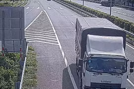 Dùng ‘giẻ’ che biển số đi lùi trên cao tốc, lái xe tải vẫn bị xử phạt