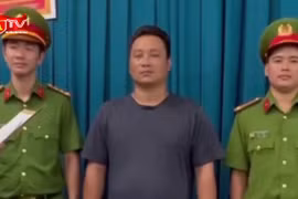 Va chạm giao thông, người đàn ông đập vỡ kính chắn gió xe tải