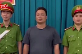 Va chạm giao thông, người đàn ông đập vỡ kính chắn gió xe tải