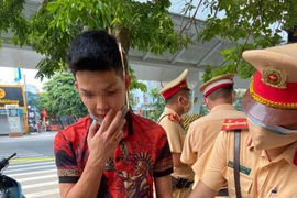 Không đội mũ bảo hiểm, không có giấy đi đường, còn tàng trữ trái phép cần sa
