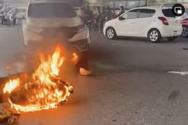 Xe máy bốc cháy ngùn ngụt sau va chạm với ô tô