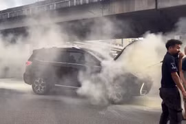 Ô tô bốc cháy giữa ngã tư Nguyễn Trãi - Khuất Duy Tiến