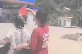 Xử phạt 2 nữ sinh vừa đi xe máy vừa dội nước "tắm" trên đường