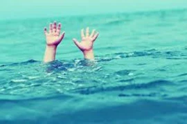 Đi xe điện 'kẹp' 4 lao xuống cống, ba nữ sinh tử vong thương tâm