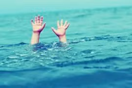 Đi xe điện 'kẹp' 4 lao xuống cống, ba nữ sinh tử vong thương tâm