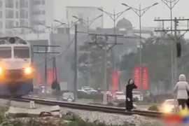 Làm rõ vụ 2 phụ nữ đi trên đường ray có tàu hỏa đang chạy