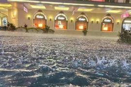 Hà Nội ngập sâu sau trận mưa lớn tối 13-6