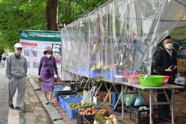 Hà Nội: Độc đáo gian hàng đổi phế liệu lấy thực phẩm